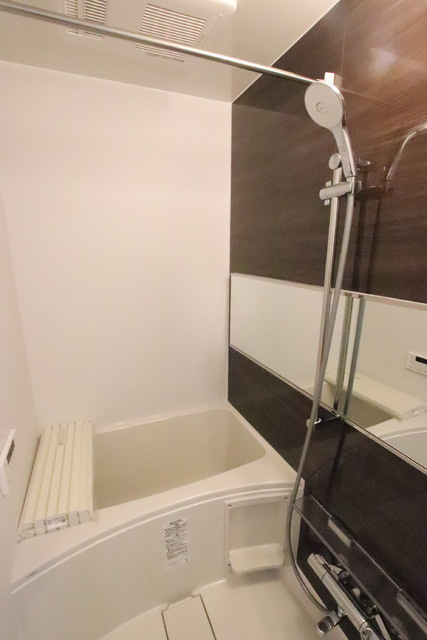 大きな鏡のある綺麗なお風呂です。追い焚きつきです