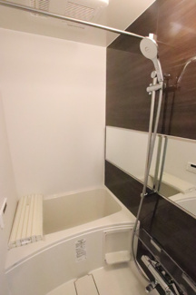 大きな鏡のある綺麗なお風呂です。追い焚きつきです