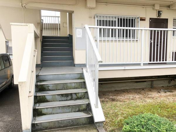 ビレッジハウス大町Ⅱ1号棟のエントランス
