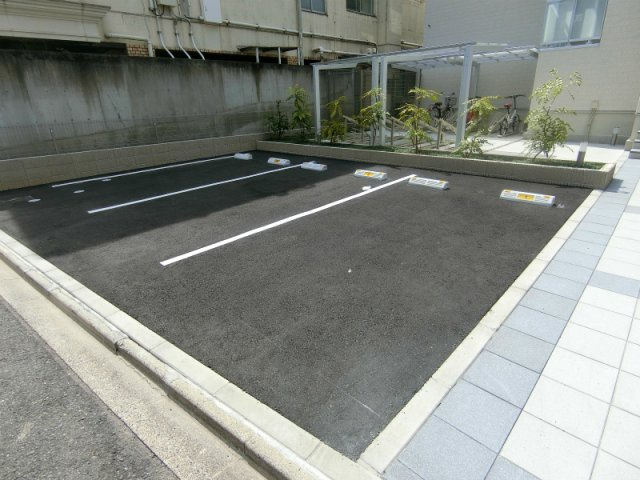リブリ・GRAND葵の駐車場