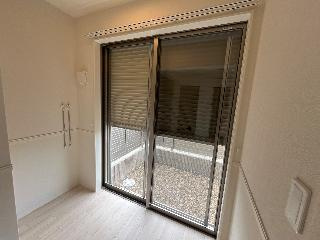 萩原町新築アパートの内装|窓シャッター（イメージ）