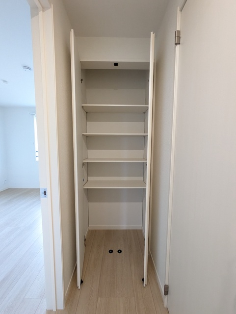 2階廊下に収納がございます。
