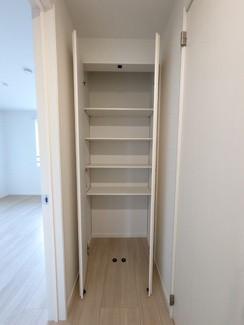 2階廊下に収納がございます。
