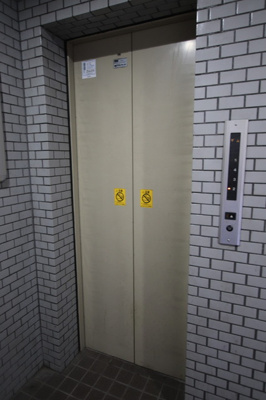 エントランスエレベータは2～5階までとなります
