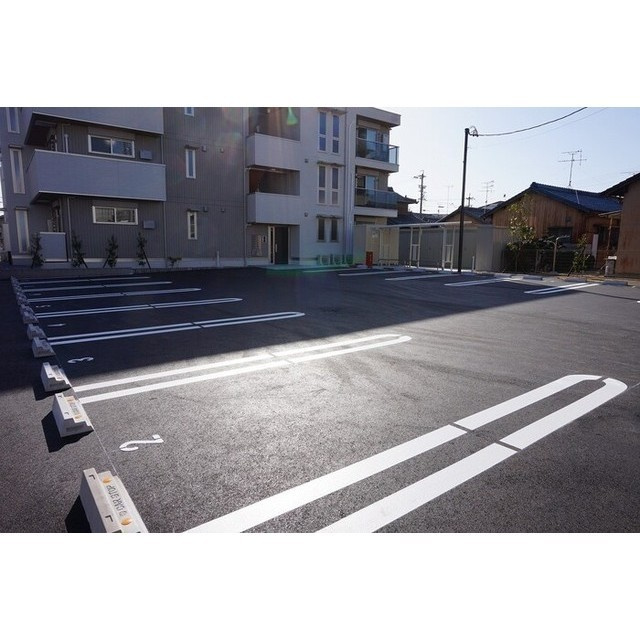各務原市鵜沼東町６丁目のアパートの駐車場