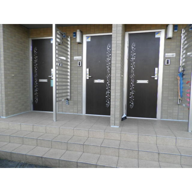 各務原市鵜沼羽場町３丁目のアパートのエントランス