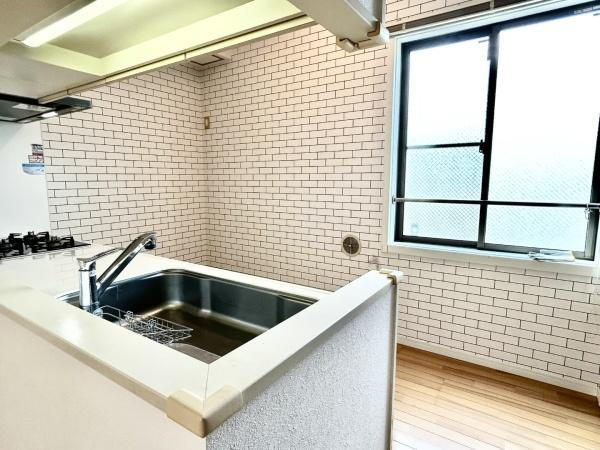 【キッチン】 | レスピール矢部 | キッチンの背面に大きな開口窓を配置。調理中の匂いや湿気がこもりがちな水まわりもサッと換気ができ、いつでも清潔な空間を保てます。
