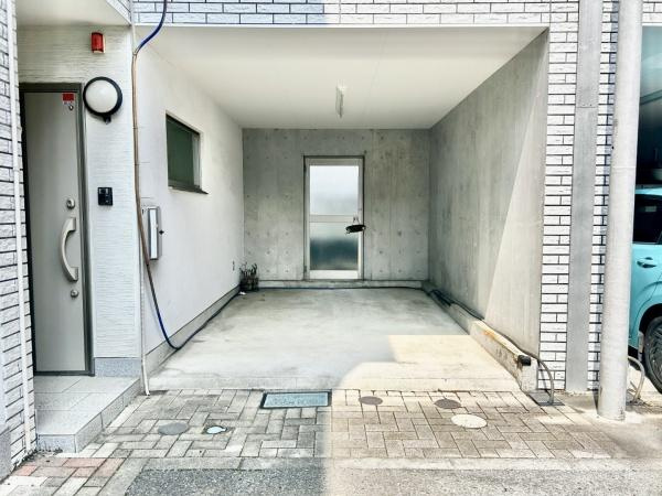 【駐車場】 | レスピール矢部 | 無料で利用できるビルトイン駐車場。雨や直射日光から愛車を守れます。玄関のすぐ隣に位置しているため、雨の日の買い物帰りやお子様のお出かけ時も、濡れずにスムーズに出入りができます。