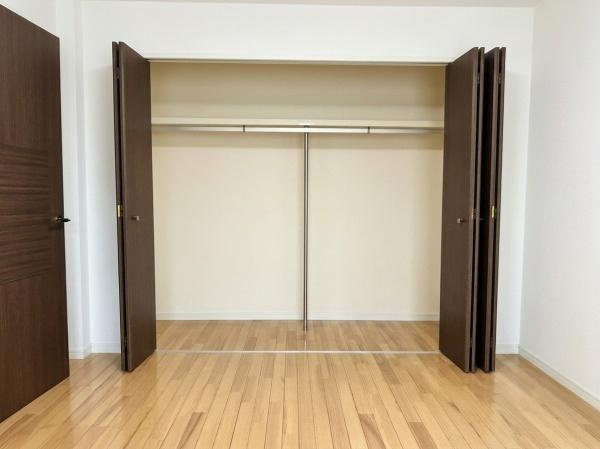 【収納】 | レスピール矢部 | 洋室には壁一面を活用した大容量のクローゼットを完備。折れ戸が大きく開くため中の荷物がひと目で見渡せ、日常の出し入れや衣替えもストレスなく行えます。