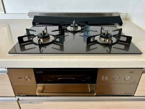 【キッチン】 | レスピール矢部 | お手入れしやすいスタイリッシュなガラストップコンロ。本格的な調理を支える3口バーナー・グリルを備え、日々の料理をより楽しく快適に彩ります。
