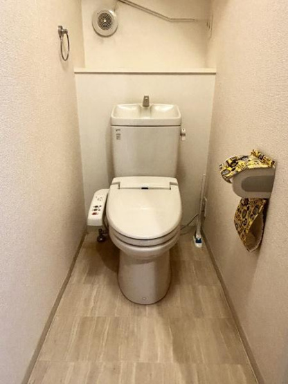 【トイレ】 | レスピール矢部 | 清潔感のあるホワイトを基調としたトイレ空間。毎日の生活に欠かせない温水洗浄便座を装備しています。便利な手洗い一体型で、背面のカウンタースペースにはお気に入りの雑貨を飾ることも可能です。