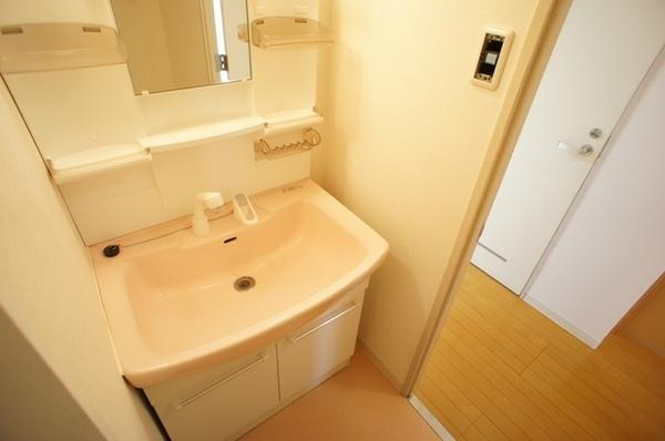 リバーサイドメゾンの洗面所|リノベーション前の写真になります。