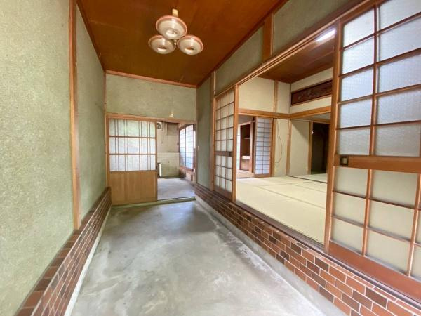 上鞆渕畑付き住居の玄関|土間