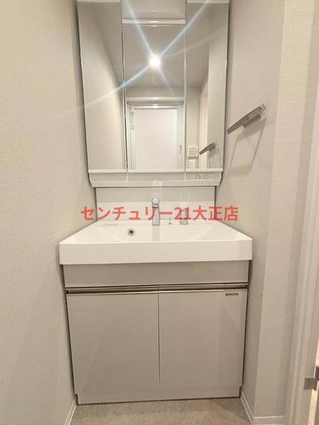 パークフラッツ弁天町駅前の洗面所|★三面鏡・シャンドレ付き★