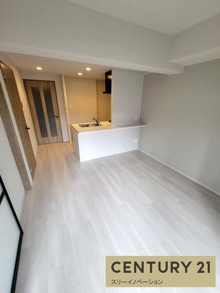 Louis Residence 弁天町の居間・リビング|★アクセントクロスもおしゃれですね★