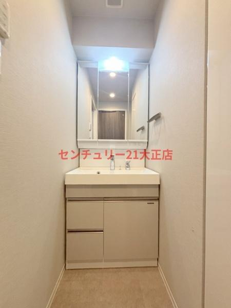 パークフラッツ弁天町駅前の洗面所|★三面鏡・シャンドレ付き★