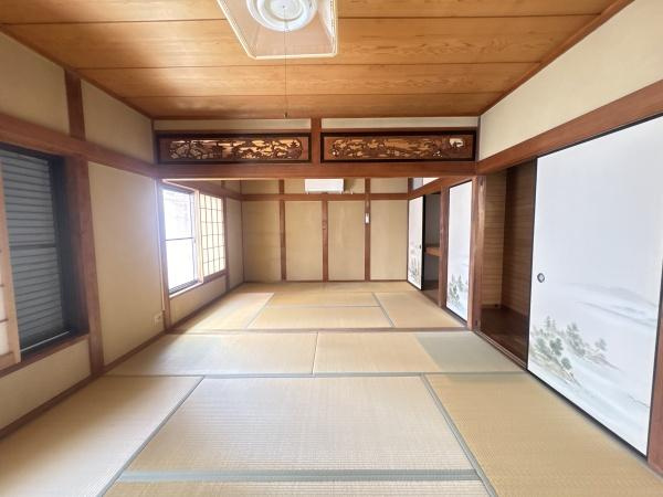 【和室】 | ◇9DK♪
ファミリーの方でも、窮屈感なく生活いただけます♪

◇和室あり♪
落ち着いた雰囲気の和室を備え、お子様の遊び場や客間としても活躍します♪