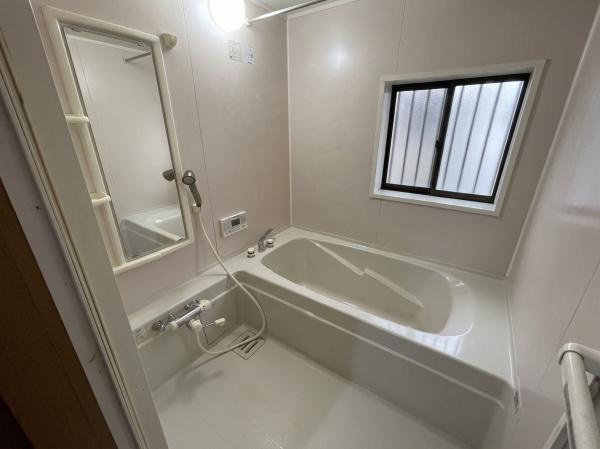 【浴室】 | ※掲載の室内写真は、AI画像処理により家具・小物等を消去または一部加工しています。現況と異なる場合がありますので、現地をご確認ください。