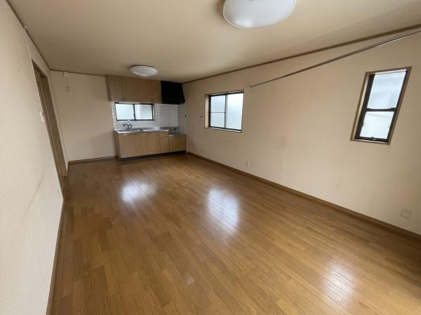 【居間・リビング】 | 広々としたLDK♪※掲載の室内写真は、AI画像処理により家具・小物等を消去または一部加工しています。現況と異なる場合がありますので、現地をご確認ください。