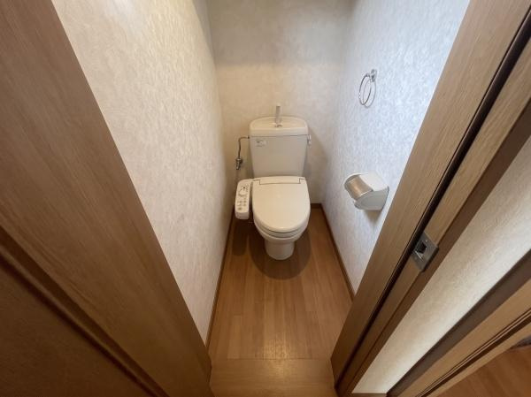【トイレ】 | ※掲載の室内写真は、AI画像処理により家具・小物等を消去または一部加工しています。現況と異なる場合がありますので、現地をご確認ください。