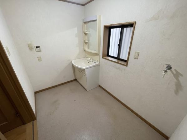 【独立洗面台】 | 約3帖ほどの洗面室で大変広々としております♪※掲載の室内写真は、AI画像処理により家具・小物等を消去または一部加工しています。現況と異なる場合がありますので、現地をご確認ください。