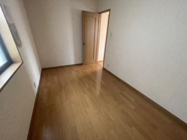 【子供部屋】 | ※掲載の室内写真は、AI画像処理により家具・小物等を消去または一部加工しています。現況と異なる場合がありますので、現地をご確認ください。