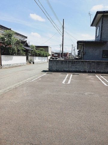 メゾン・ボニートの駐車場|カースペースがあります