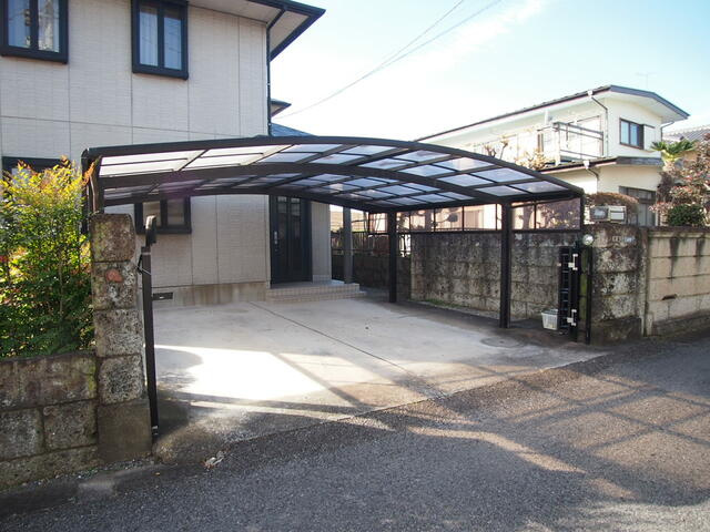 宇都宮市緑４丁目　4ＬＤＫ　中古住宅の駐車場