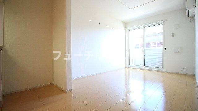カーサ府中　Ⅱの居間・リビング|こちらのリビングで趣味の時間をお楽しみください