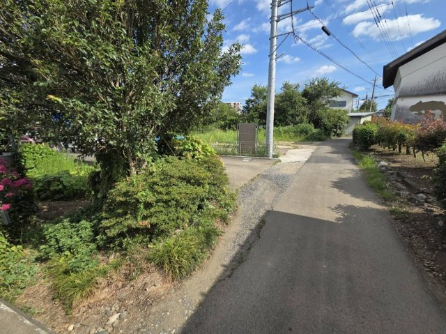 売土地の前面道路含む現地写真