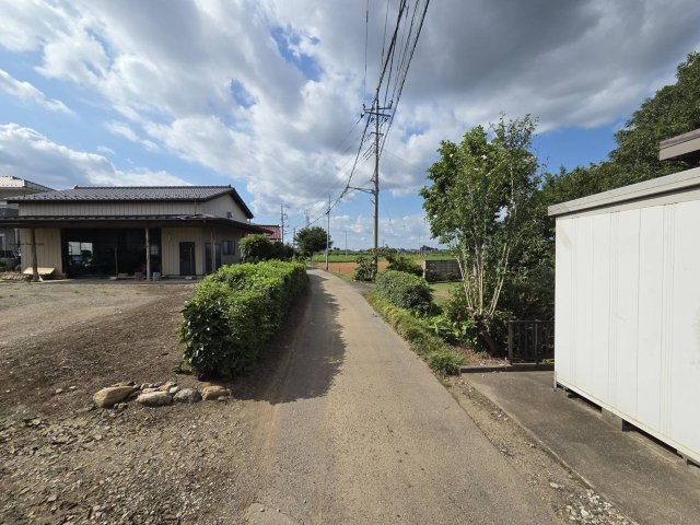 売土地の前面道路含む現地写真
