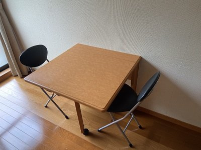 レオパレスサン宮島の居間・リビング|机・椅子備え付け