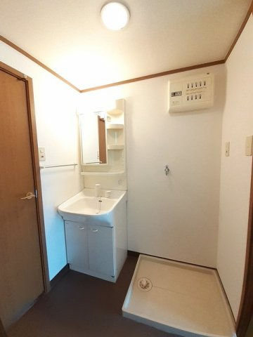 セレッソ十日市Ｂ棟の洗面所|コンパクトで使いやすい洗面所