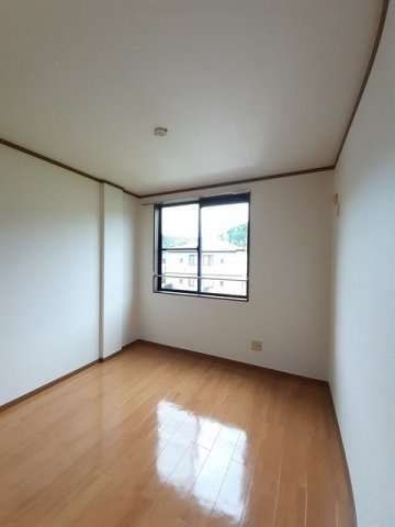 セレッソ十日市Ｂ棟の内装|明るい色調の室内です