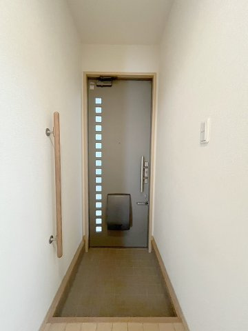 レーヴィンス温品　弐番館の玄関