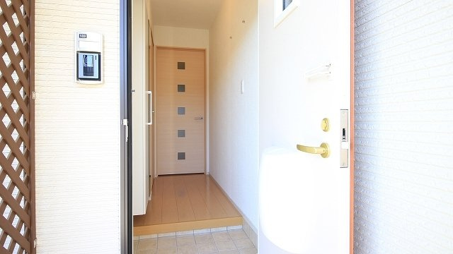カーサ府中　Ⅱの玄関|収納もある玄関です