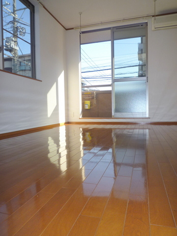 WITHの居間・リビング|★南向き★２面採光の角部屋です★