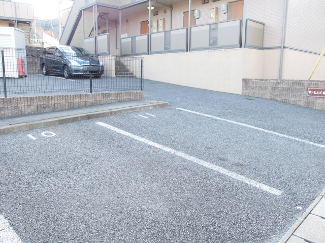 サンヒルズ藤の駐車場