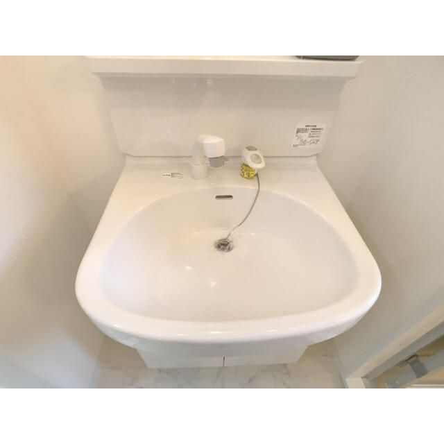 大津ヶ丘ハイツの洗面所|明るい洗面所です