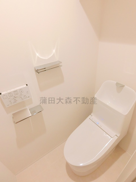 ルミーク大森のトイレ|棚と温水洗浄便座付きのトイレ