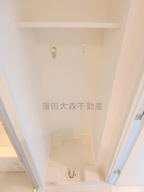 ルミーク大森の設備|棚付きの洗濯機置き場