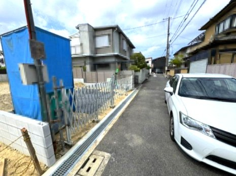 【前面道路含む現地写真】 | 堺市東区日置荘原寺町　A号棟 | 北側・幅員約4ｍの道路に面しています。(2026年7月20日撮影)