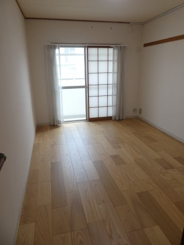 フローリングに変更済みです。収納もしっかり付いてます。