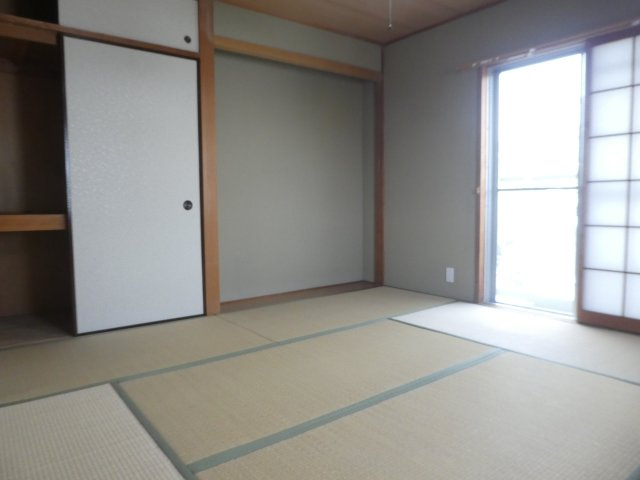 広々8帖の室内に1.5間の収納付きです。落ち着きの和室
