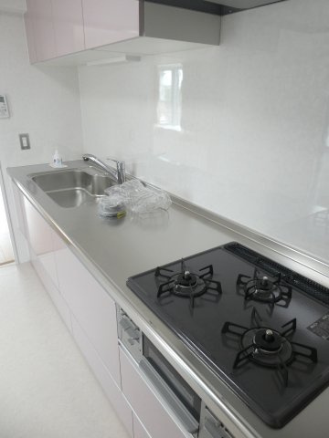 新しいシステムキッチン。三口ガスコンロ、換気扇付き