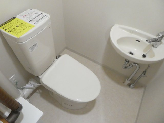 洗面付きのトイレ。洗浄暖房便座付きです。