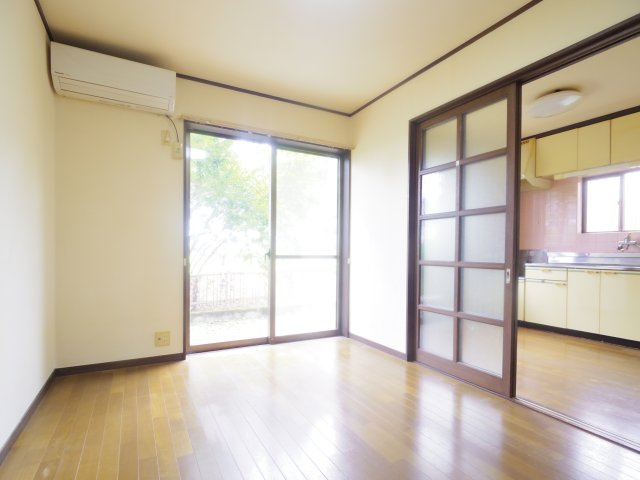 キャピタル岡本の居間・リビング