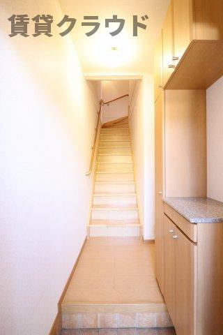 グランシエルⅠの玄関|お洗濯にも便利なバルコニー付き