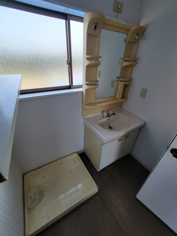 厚木市上古沢の倉庫の洗面所