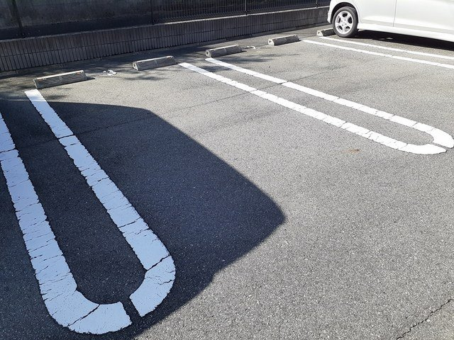 【駐車場】 | アヴニール　ラ　シャンブル | カースペースがあります